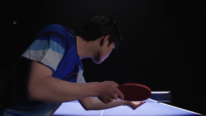 男人专注打乒乓球比赛训练俯身发球