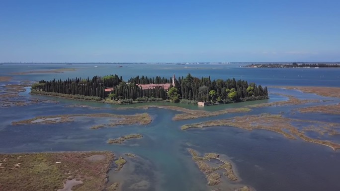 鸟瞰圣弗朗西斯科岛和方济各会修道院在威尼斯泻湖，意大利