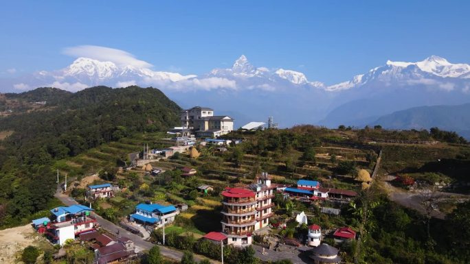 南亚尼泊尔博卡拉山谷的酒店建筑和山间房屋鸟瞰图。