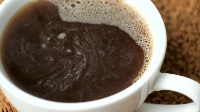 制备不含咖啡因的速溶颗粒咖啡，将沸水浇在颗粒上，4k。