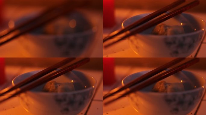 摆在神龛前上供用的碗筷供品