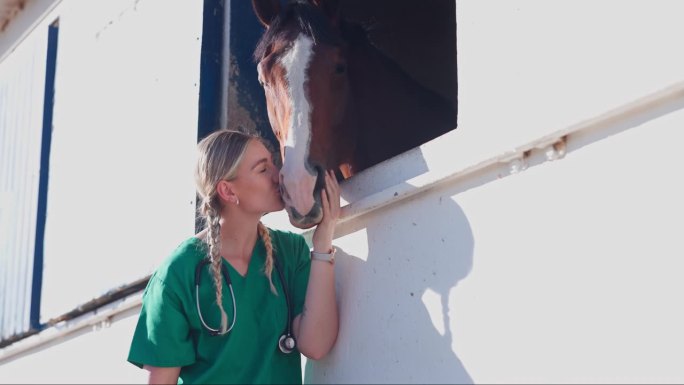护士，女人和马在农场与健康的亲吻，照顾和快乐的帮助与爱。医生，兽医和马动物与中风，善良或健康的农村牧