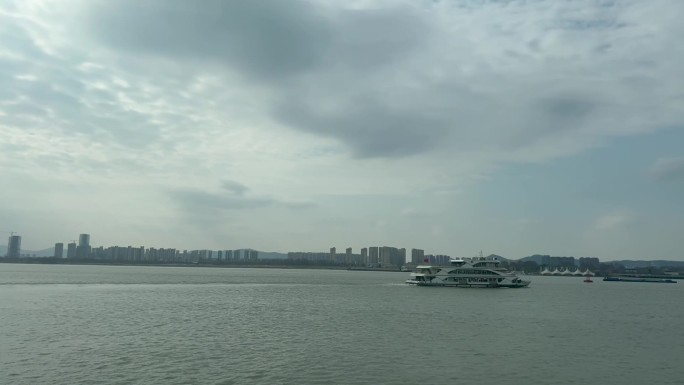 乌云下的邮轮在长江行驶