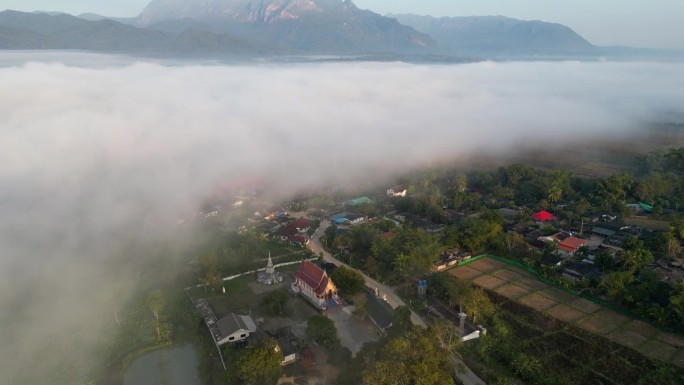 泰国清迈，清岛，云雾笼罩的小镇与高山