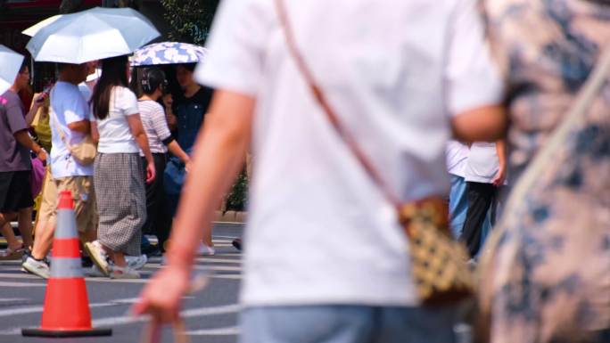 城市夏天暑假酷暑高温炎热街道人群人流汽车