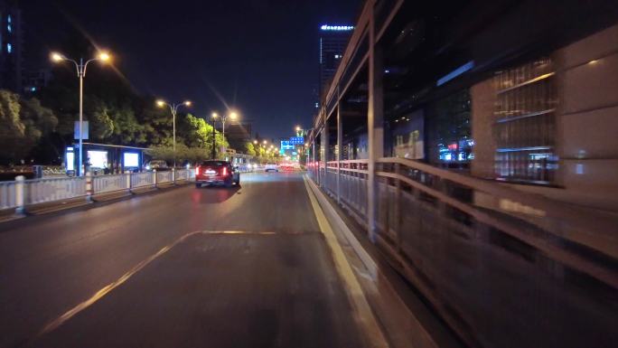 城市夜晚车流运动延时摄影