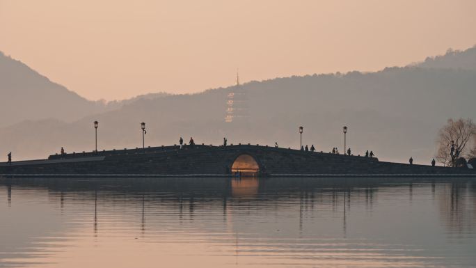 晨光之下的西湖白底和雷峰塔