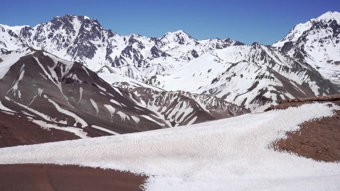 阿根廷门多萨安第斯山脉5000米以上的雪地，展示了极端的天气条件和地质情况