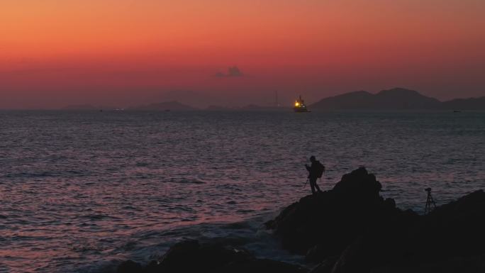 【4K超清】一个孤独的男人在海边拍照