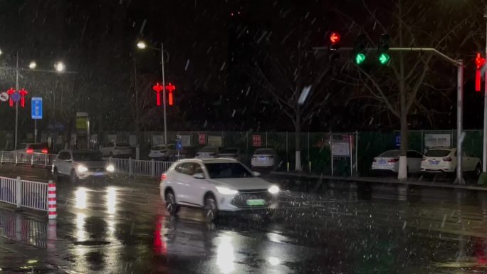 城市路口车流飘雪