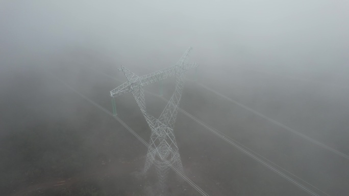云雾中的电力铁塔