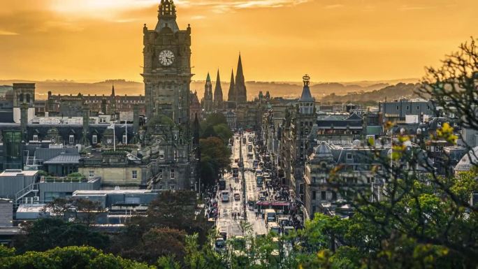 日落时分，卡尔顿山，圣玛丽圣公会大教堂，苏格兰，英国，英国，爱丁堡市，钟楼和旅游的4K镜头延时鸟瞰图
