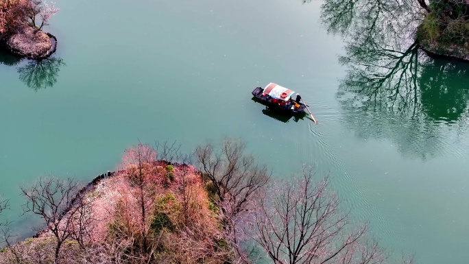 江南水乡小船河道中前行