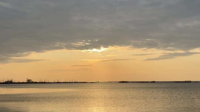 平静的河面湖面时间流逝