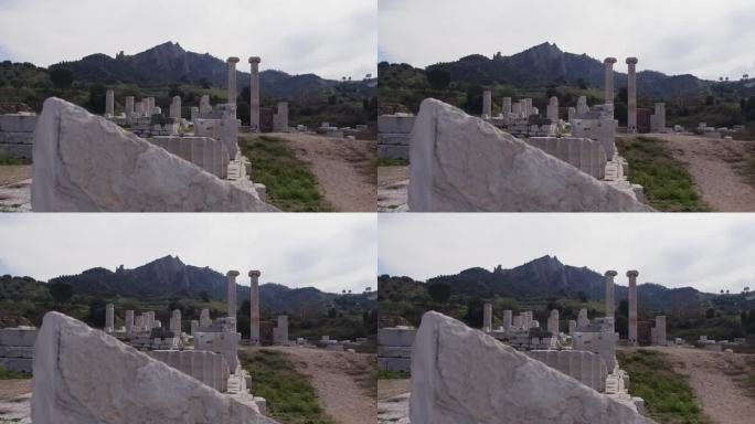 撒狄的阿尔忒弥斯神庙前的一块大石头。