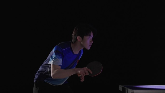 男人乒乓球比赛训练弯腰接球准备比赛