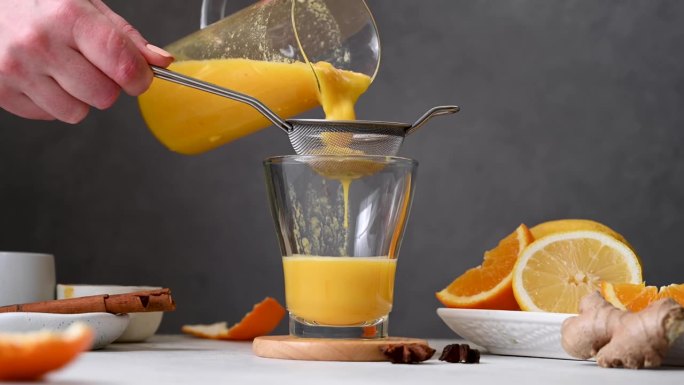增强免疫力的饮料。姜，橙，姜黄，健康果汁饮料