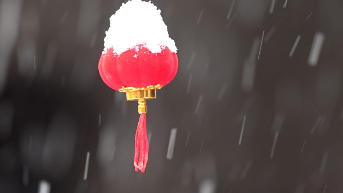雪落在红灯笼上
