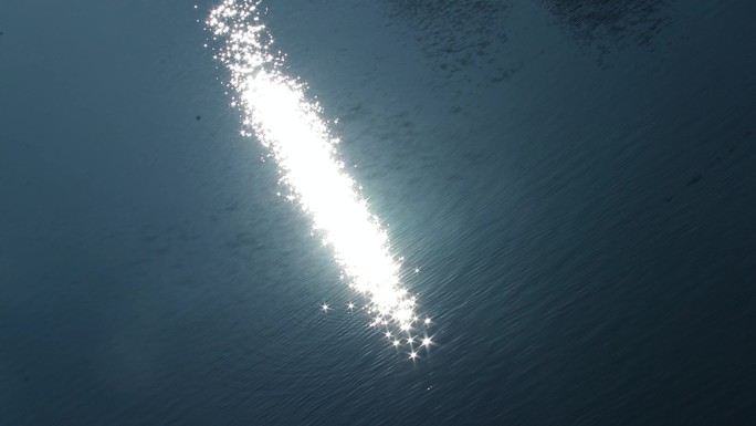波光粼粼绿色水面 阳光洒在水面 1818