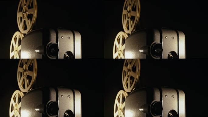 复古放映机在暗室里播放电影。永恒闪烁的老电影