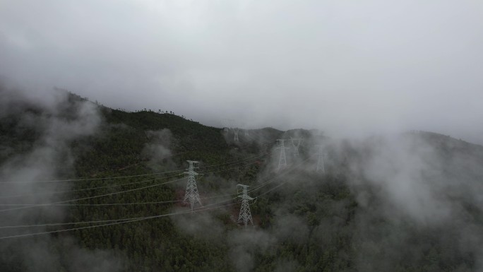 云雾中的500千伏电力铁塔