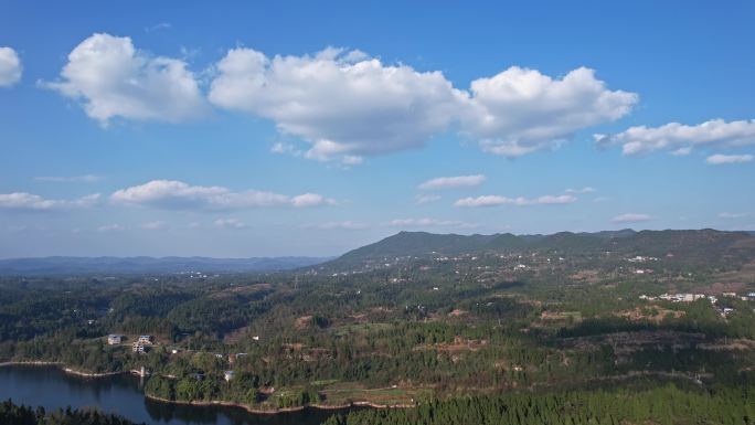 晴天大山森林小镇航拍