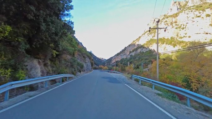 驾车穿过西班牙纳瓦拉的罗纳山谷