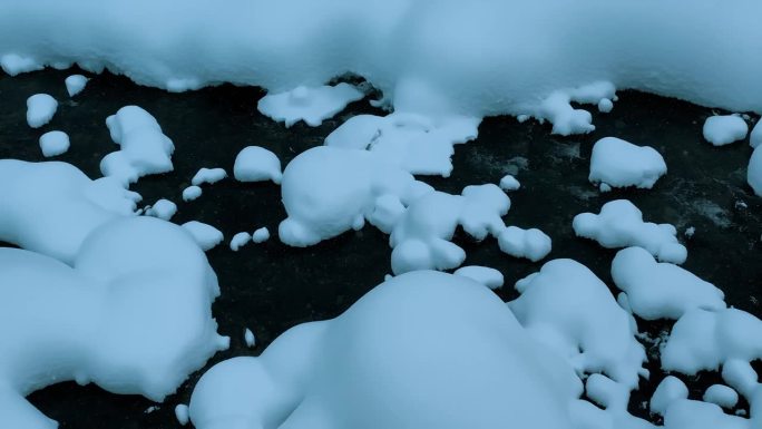 航拍无人机拍摄雪山河流冬季景观，暴风雪中的冷杉林。冬天的俄罗斯，西伯利亚。