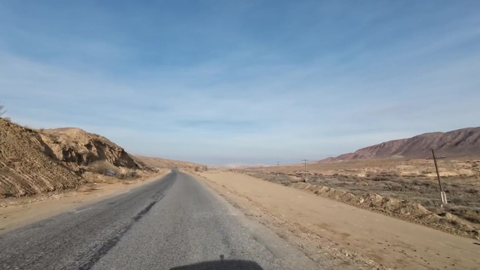 行驶在吉尔吉斯斯坦的乡村道路上，条件很差