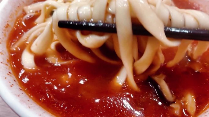 番茄汤面筷子搅拌慢动作1