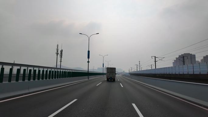 城市马路沿途风景开车第一视角道路公路视频