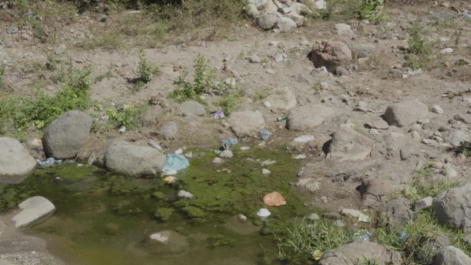 洪都拉斯El Paraíso省的河流池塘被塑料废物和绿藻污染。