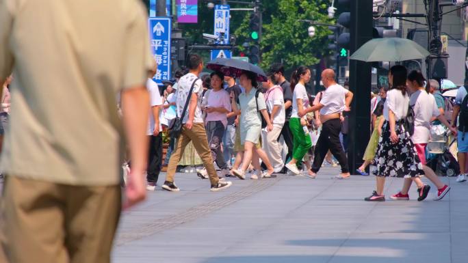 城市夏天暑假酷暑高温炎热街道人群人流汽车