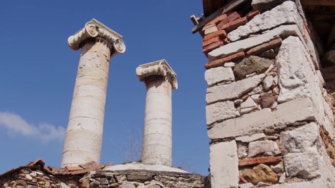 撒狄的阿尔忒弥斯神庙砖墙后面的古代柱子。