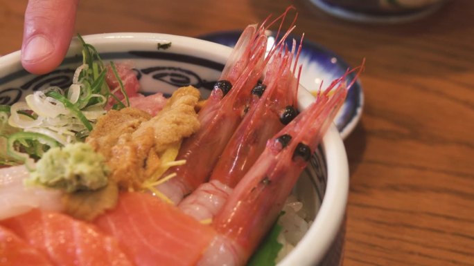 虾，海胆和鲑鱼的米饭饭