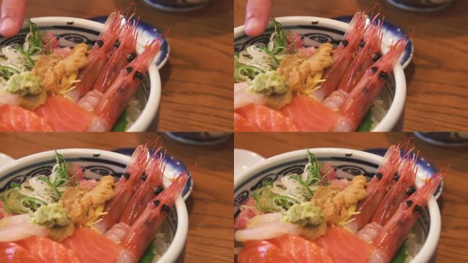 虾，海胆和鲑鱼的米饭饭
