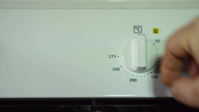 烤箱温度刻度盘从250度关闭，然后调到温热设置