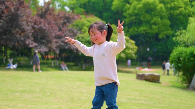 快乐无忧无虑童年玩耍时光公园小孩子小女孩