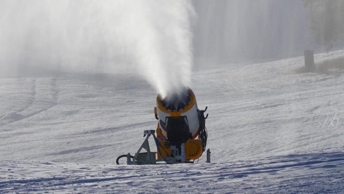 造雪枪或雪炮在造雪过程中造雪的4K视频。拍摄于冬季室外滑雪胜地的斜坡。