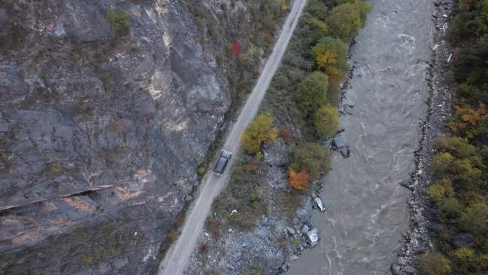 越野车行驶在大山峡谷中航拍