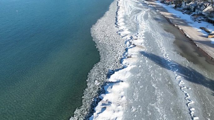 加拿大安大略省蒂尼市冬天的桑德湾