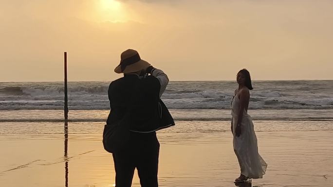 情侣拍照沙滩情侣一起看海背景美女海边拍照