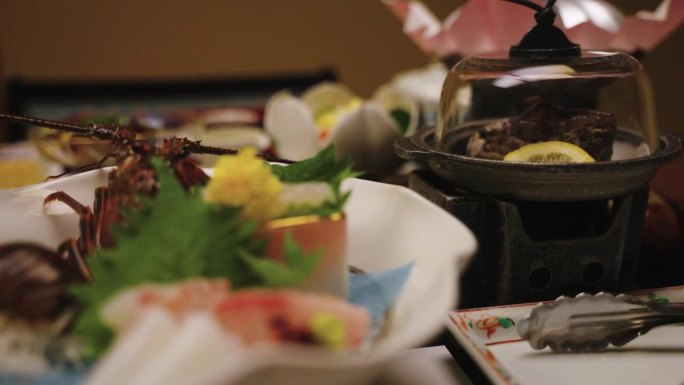 日本生鱼片，龙虾和鲍鱼在怀石料理餐
