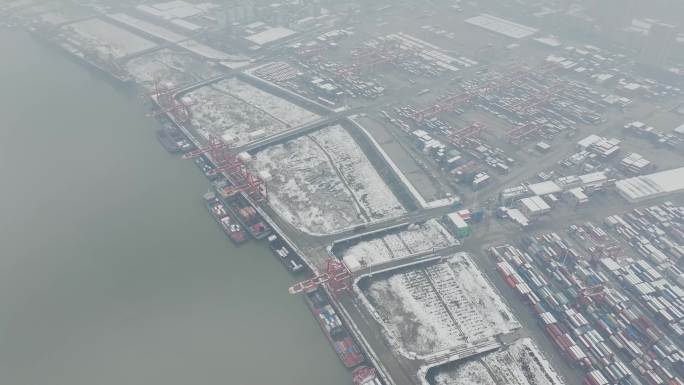 阳逻港口雪景