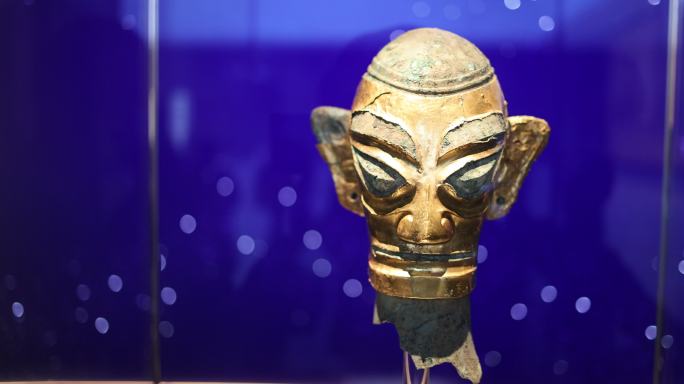 三星堆商代晚期金面具笄发青铜人头像