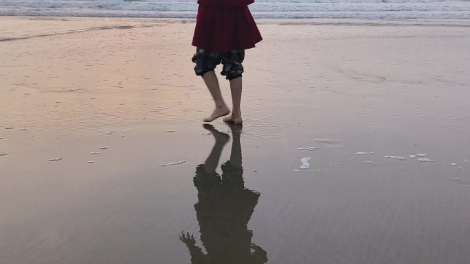 小女孩子行走海边 沙滩海边休闲散步的人群
