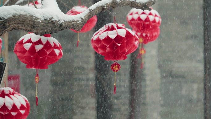 雪花飘洒中的红灯笼红窗花