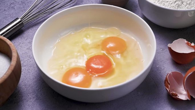 碗里的生鸡蛋，俯视图。做煎蛋卷，早餐或烘焙。蛋白质食物