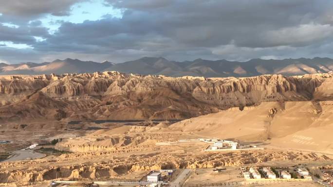 西藏阿里扎达土林景观 云影 光影变化