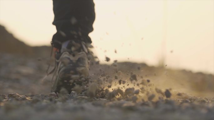 田径比赛起步特写奔跑瞬间碎石飞溅力量素材